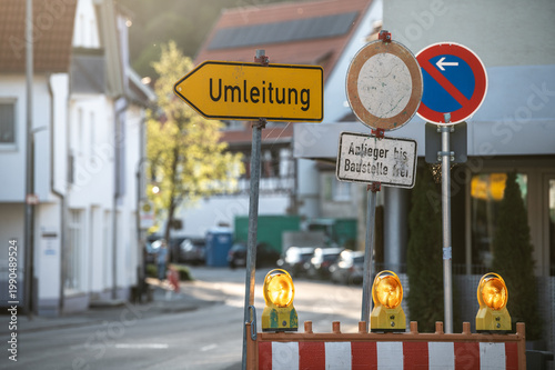 Straßenabsperrung mit gelben Warnleuchten und Verkehrsschildern Umleitung , Verbot für Fahrzeuge aller Art mit Zusatz Anlieger bis Baustelle  frei und Beginn Halteverbot in Neckartenzlingen.
