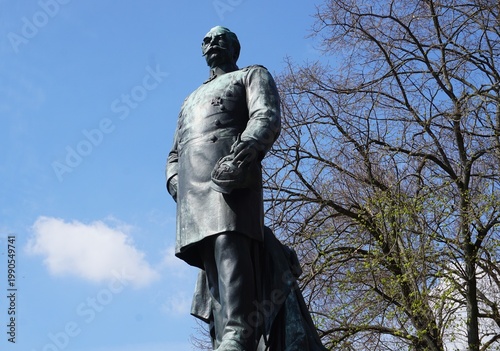 Foto The Roon memorial in Tiergarten park, Berlin, Germany, commemorates the historic Prussian soldier, statesman, and minister of war with a heroic bronze statue