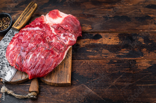 Foto Rustic food background with raw beef brisket and cleaver, marbled meat texture a