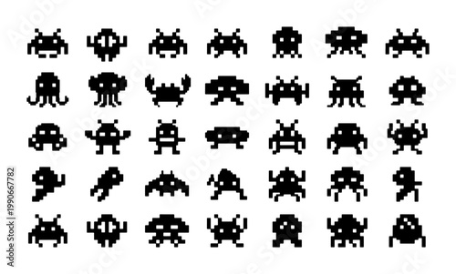 Photos Retro pixel art alien invaders collection, 35 vintage 8-bit video game monster i