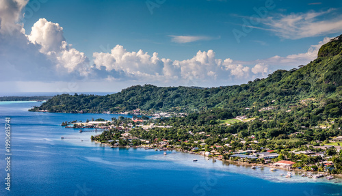 Fotografía aerial landscape view along Bora Bora coastline with Vaitape, the largest city o