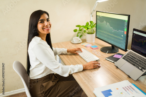 Foto Female investor managing stock market fluctuations from home office, analyzing f