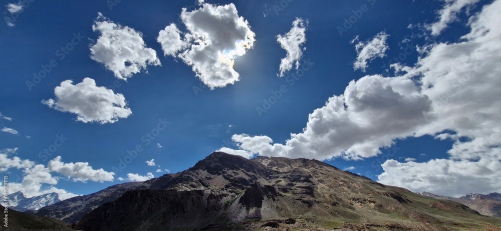 Obraz premium Snow Capped Mountain Peak