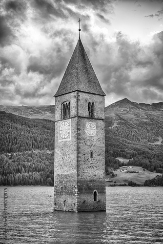 Fotografie The iconic submerged Church Tower of Graun, Lake Reschensee, Italy