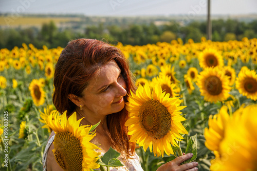 Φωτογραφία portrait of a dark-haired woman in a summer sundress against the background of a