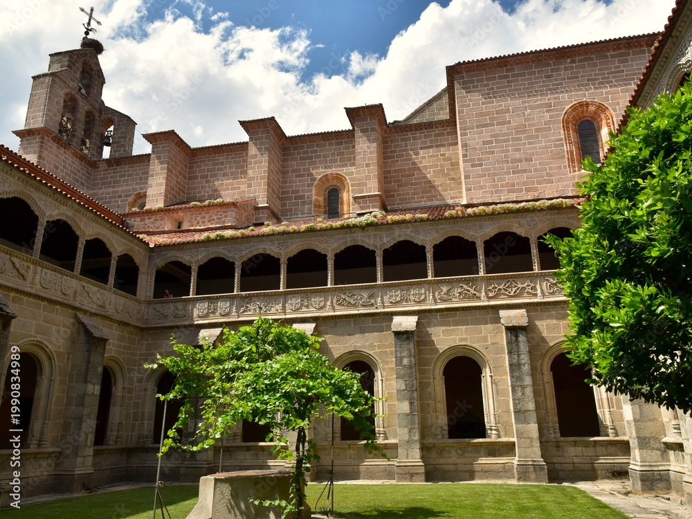 Fototapeta premium Le cloître du silence et le clocher du monastère royal Saint Thomas à Avila en Espagne