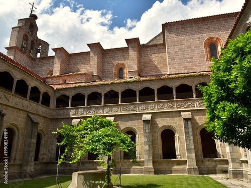 Le cloître du silence et le clocher du monastère royal Saint Thomas à Avila en Espagne