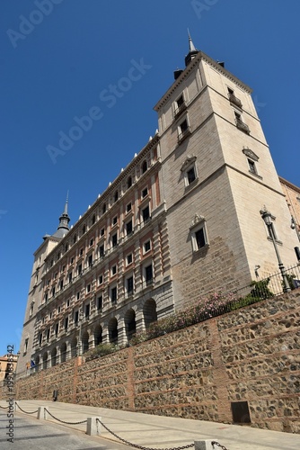La façade de l’Alcazar de Tolède en Espagne