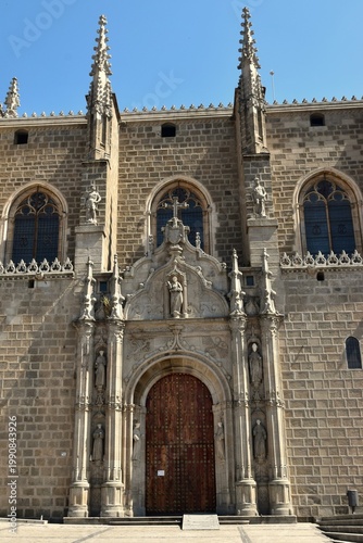 La façade du monastère Saint Jean des Rois à Tolède en Espagne