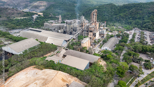 Foto Cement plants that use limestone mined and processed from quarries located within the Cafuringa Environmental Protection Area