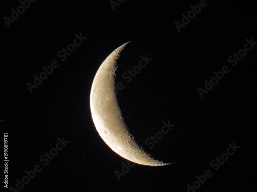 фотографія waning crescent moon in sky