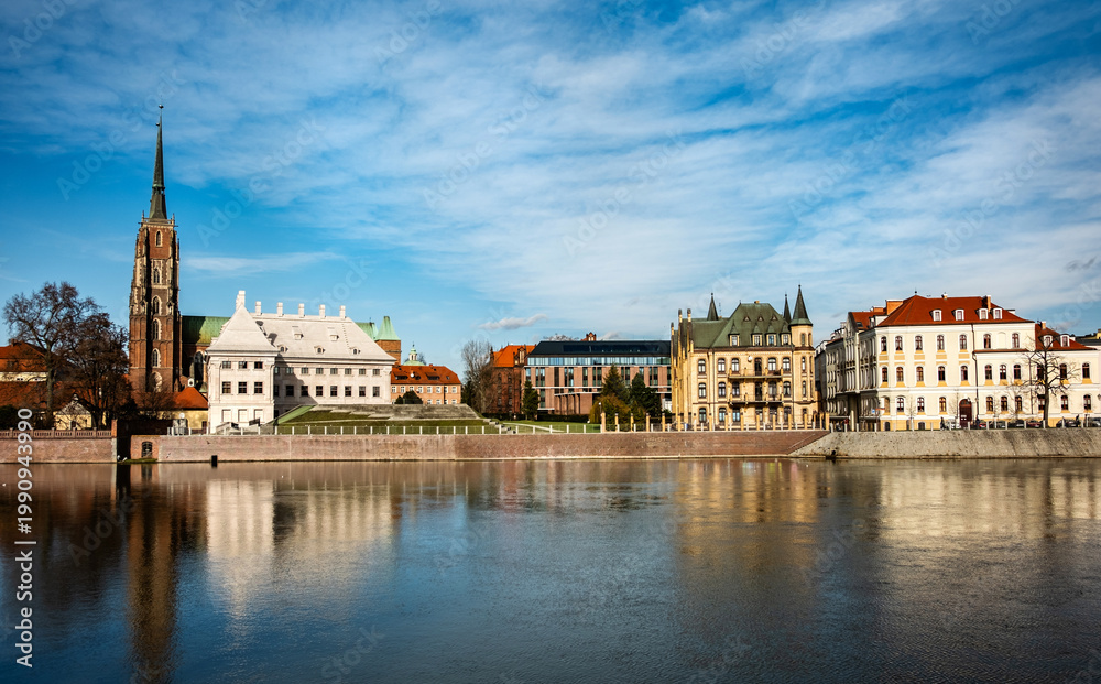 Fototapeta premium Sweeping View Of The Oder River And The Stunning Historic Section Of Wroclaw, Poland