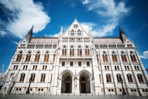 Foto Hungarian Parliament Building In Budapest, Front View Against Clouds In The Sky