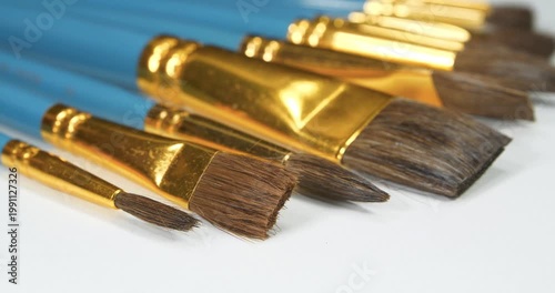 Natural pony bristle painting brushes for artists, featuring round and flat designs for versatile use