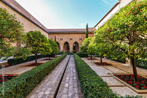 Fotografie Gardens of the courtyard of Santa Isabel at the Aljaferia Palace in Zaragoza, Ar