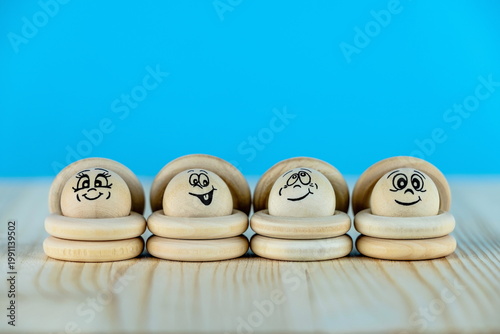Faccine emozionali di legno che esprimono felicità