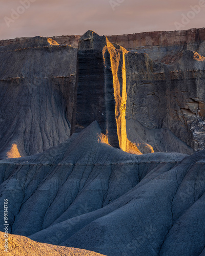Φωτογραφία golden hour sentinel in the Utah Badlands