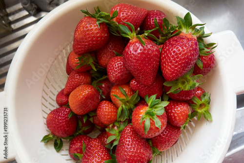 Photos Fresh strawberries in a colander