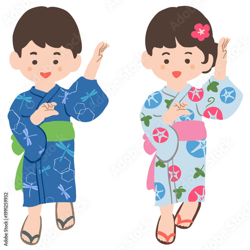 浴衣を着て踊る子供たち
