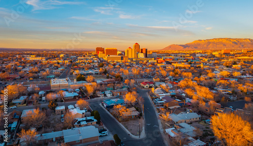 Quadro su tela Scenic Aerial View of Albuquerque at Golden Sunset in New Mexico