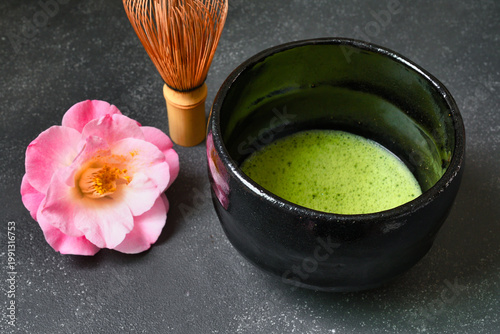 日本の茶道　茶碗と抹茶と茶筅と美しい椿　コピースペースあり　Japanese Tea Ceremony (Chado) : Tea bowl, matcha (green tea), tea whisk and  beautiful camellia , copy space available