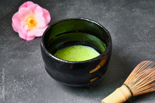 日本の茶道　茶碗と抹茶と茶筅と美しい椿　コピースペースあり　Japanese Tea Ceremony (Chado) : Tea bowl, matcha (green tea), tea whisk and  beautiful camellia , copy space available
