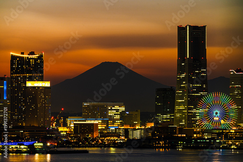 Foto Panoramic cityscape of Yokohama Minato Mirai skyline at sunset with Mount Fuji in the background, Kanagawa, Japan