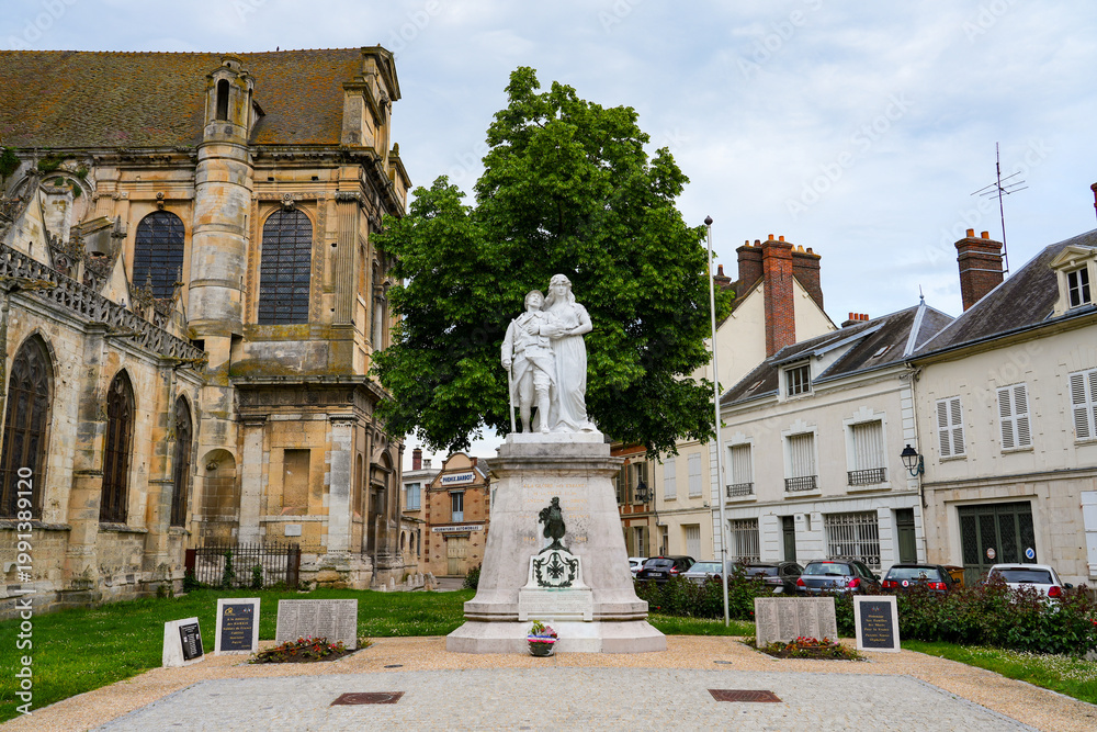Ταπετσαρία The World War I memorial in Dreux, France, featuring a white stone sculpture of