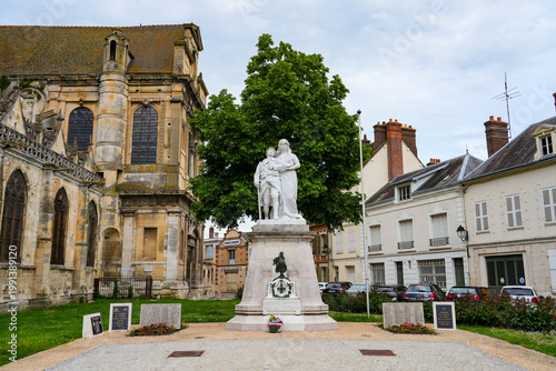 Canvas-taulu The World War I memorial in Dreux, France, featuring a white stone sculpture of
