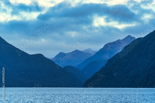 Valokuva Sailing across lake Manapouri en route to Doubtful Sound