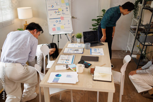Canvas-taulu Office workers practicing earthquake safety drill under table