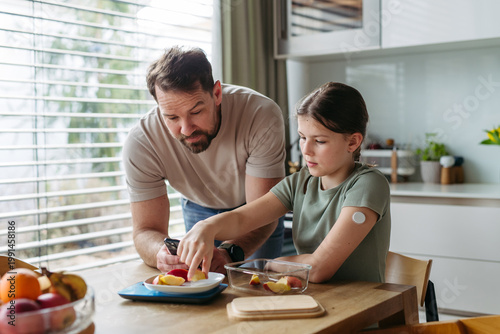 Foto Parent helping diabetic daughter understand nutrition and sugar content