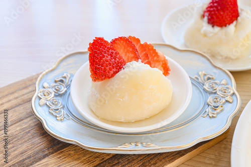 いちごとホイップクリームの大福風スイーツ
