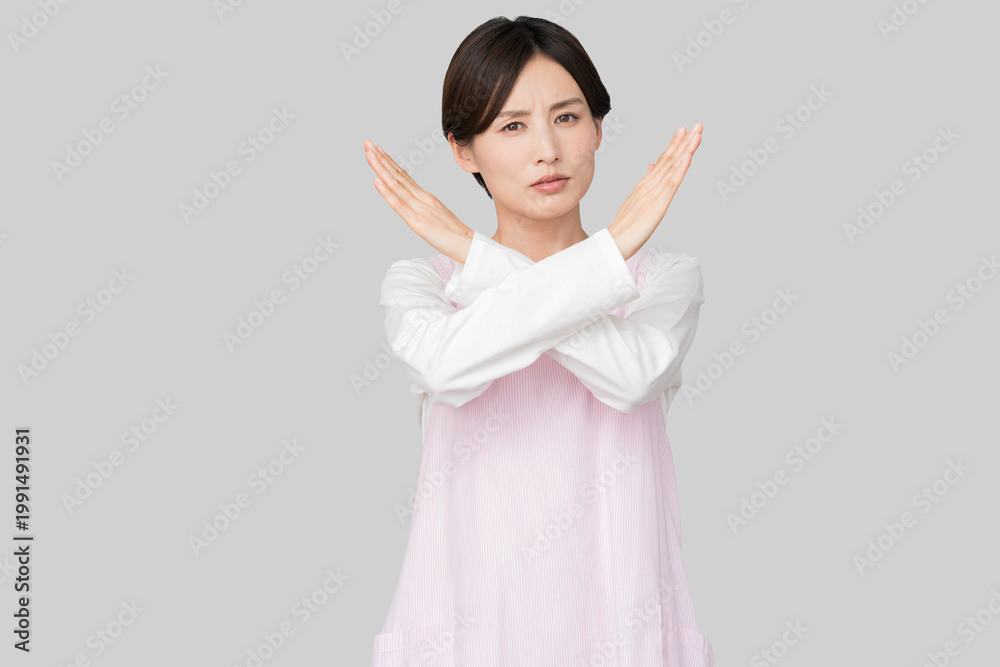 Φωτογραφία 両手でバツ印を作るエプロン姿の女性（禁止・拒絶・NGイメージ）