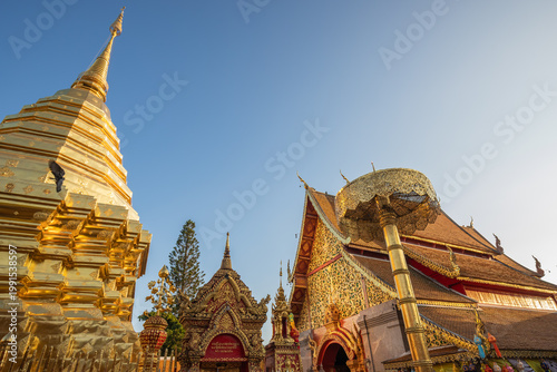 Εκτύπωση καμβά Majestic golden chedi and intricate architecture of Wat Phra That Doi Suthep in Chiang Mai, Thailand, bathed in warm sunlight
