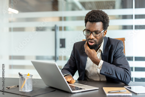 Canvastavla Businessman in spectacles looking at his laptop screen with a surprised and conc