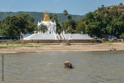 Vue d'un temple bouddhiste à Mingun au Myanmar