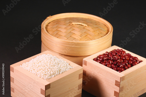 枡に山盛りにされた小豆ともち米と蒸篭