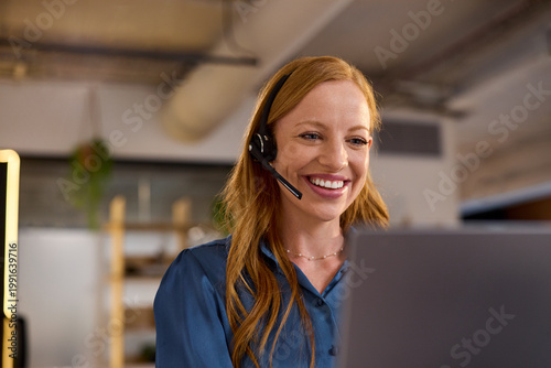 Foto Customer care redhead woman working in a casual call center