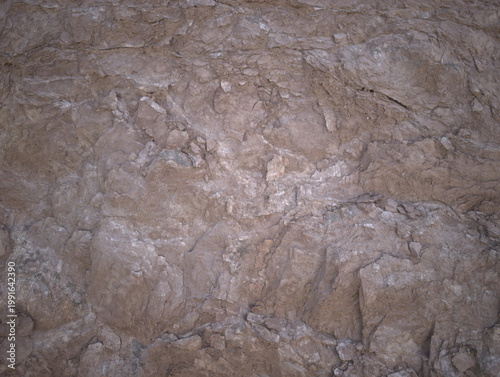 Fotografi Texture di roccia sedimentaria stratificata con livelli irregolari, tonalità mar
