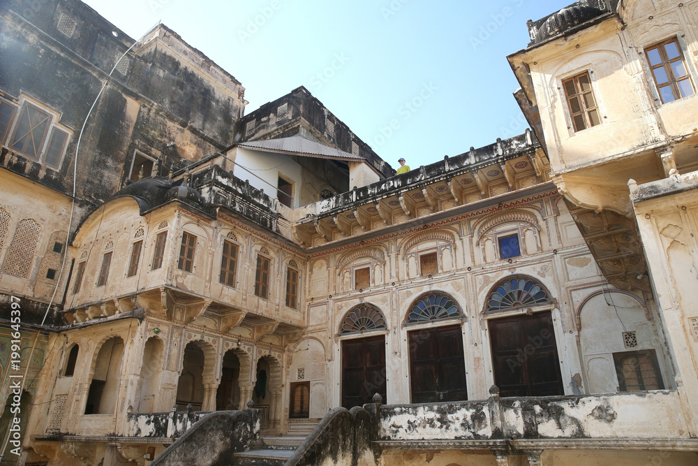 Obraz premium Mandawa Fort in Mandawa town, Jhunjhunu district of Rajasthan, India. Shekhawati region landmark. Mandawa street. Indian style, ancient architecture. Building with frescoes on the walls, building faca
