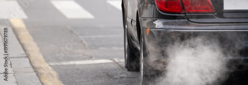 Foto Vehicles are polluting the air, with toxic gas emissions exceeding safe levels, contributing to environmental damage, health risks, and urban air quality issues