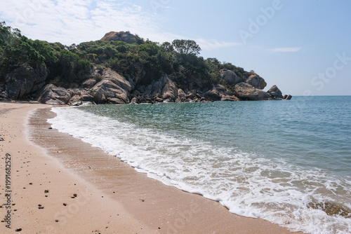 長州島の南端に広がる白鰽湾の美しいビーチ