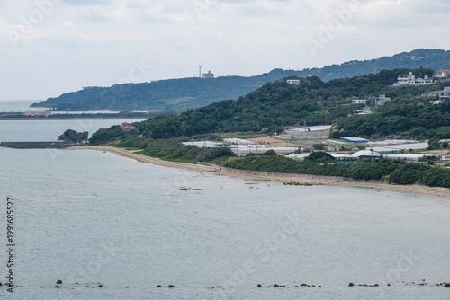 知念岬から眺める遠浅の久手堅ビーチ