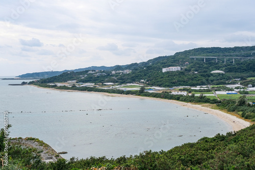知念岬から眺める遠浅の久手堅ビーチ