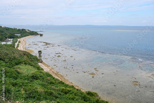 知念岬から眺める珊瑚礁が拡がる海岸線