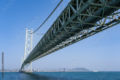 淡路島側の明石海峡大橋を下から眺める