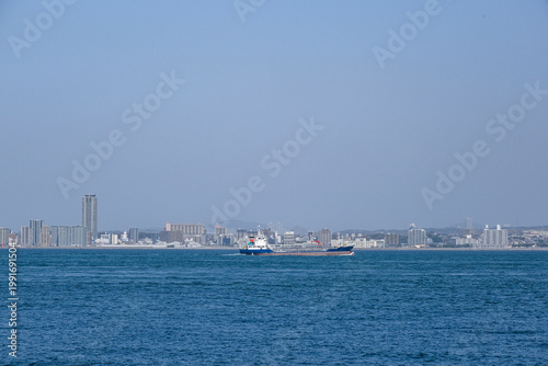 淡路島の海岸から見る明石市の都市景観