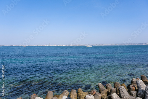 淡路島の海岸から見る明石市の都市景観