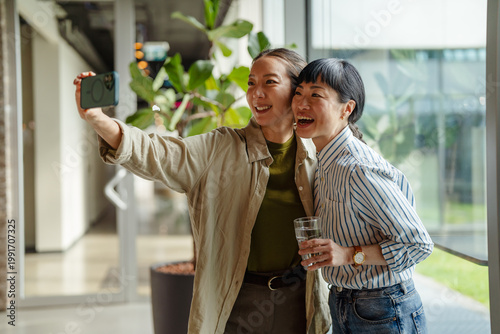 Foto Happy friends taking selfie smiling and laughing together